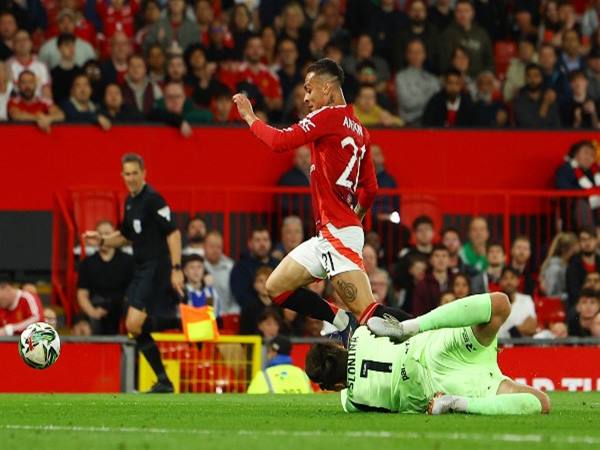 Tin MU 18/9: Lý do Rashford nhường penalty cho Antony