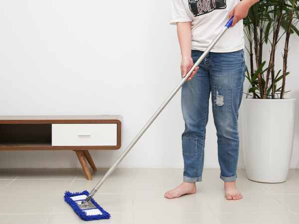 Chiêm bao thấy mình lau nhà sạch bóng
