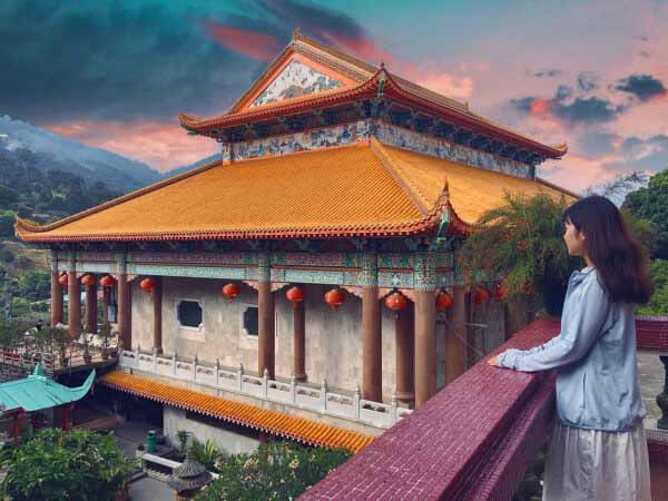 Mơ thấy đi chùa: Ý nghĩa và điểm báo là gì