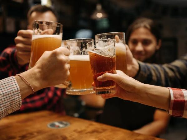 Nằm mơ thấy uống bia là điềm tốt hay xấu, số gì phát đạt?